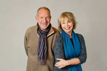 Los actores Tom Chadbon y Lalla Ward en 2013, reunidos para grabar el audiodrama de Doctor Who "The Paradox Planet" con Big Finish Productions.