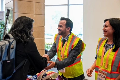 Uno de puntos de información que se han instalado para atender cualquier duda de los extranjeros que llegarán a Quito, para la Asamblea Internacional de los Testigos de Jehová.