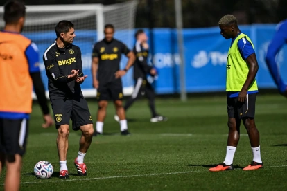Moisés Caicedo (d) junto al entrenador Xabi Alonso, en la práctica de Chelsea.