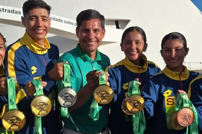 Jefferson Pérez (centro) nuevo presidente del COE junto a varios deportistas de Ecuador.
