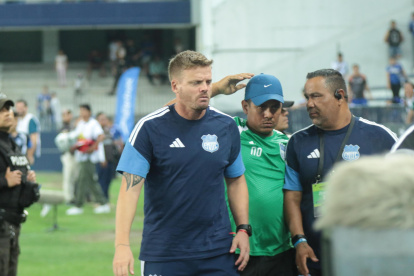 La cara del entrenador Cristian Nasuti lo dice todo, preocupa la situación del Bombillo.