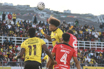 Leones y Barcelona SC juegan en el estadio Olímpico de Ibarra.