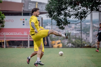 Darío Benedetto en el último entrenamiento de Barcelona ante de jugar contra Macará.