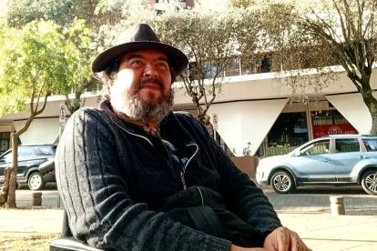 Secaira, nacido en Quito en 1971, ha publicado nueve libros de poesía y un volumen de ensayos. En 2012 obtuvo el Premio Nacional de Poesía Jorge Carrera Andrade por No es dicha y, en 2023, recibió el Premio Poesía Paralelo Cero.