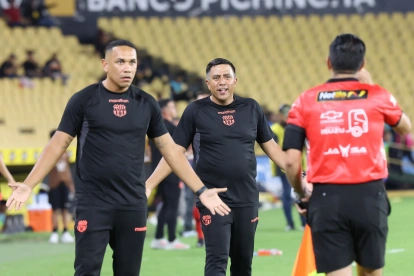 César Farías durante el partido que Barcelona SC perdió 2-1 ante Macará.