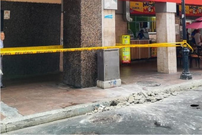 Así quedó una estructura en el centro de Guayaquil.