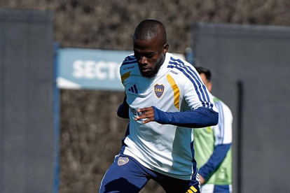 Enner Valencia vistiendo la camiseta de Boca Juniors.