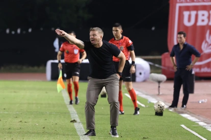 Cristian Nasuti dirige en la zona técnica de Emelec ante Guayaquil City.