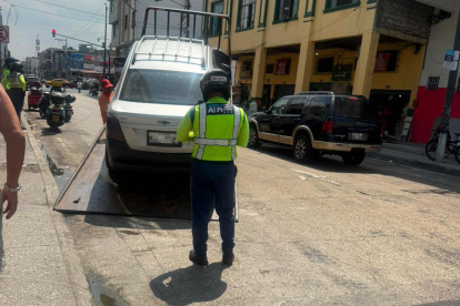 Vehículo con placas ocultas en Guayaquil recibe multa de $241.