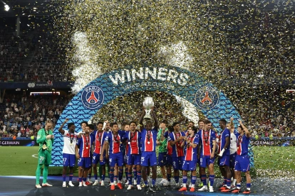 Jugadores de PSG celebraron la corona de la Supercopa de Europa 2026, tras vencer 2-1 a Aston Villa.