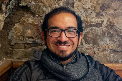 Juan Carlos Jurado es doctor en Filosofía y Ciencias Sociales, artista, profesor y escritor con conocimientos de latín y griego.