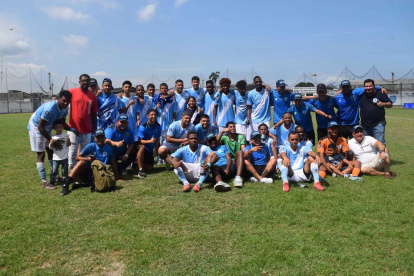 Deportivo Independiente Guayaquil celebrando el histórico ascenso a la Segunda Categoría del Guayas.