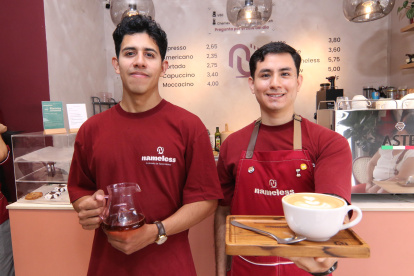 David Guerra junto a su socio Andrés Peña en el local de Nameless, café de especialidades, en la vía a Samborondón.