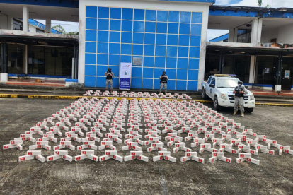 El Servicio Nacional de Aduana de Ecuador aprehende carga de cigarrillos.