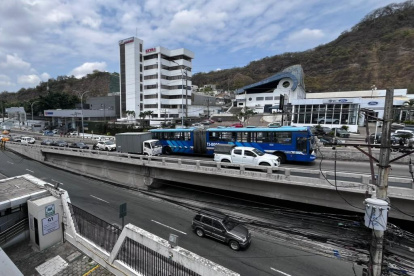 La unidad en un puente de la Carlos Julio Arosemena.