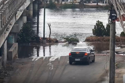 Marea alta sorprende a