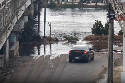 Marea alta sorprende a