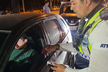 Operativo de alcoholemia en Guayaquil deja 10 conductores aprehendidos.