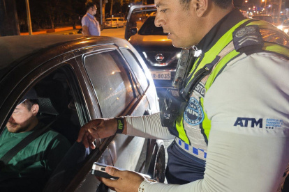 Operativo de alcoholemia en Guayaquil deja 10 conductores aprehendidos.
