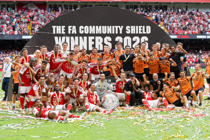 Piero Hincapié (i) junto al resto de jugadores del Arsenal levantando el trofeo de campeón.