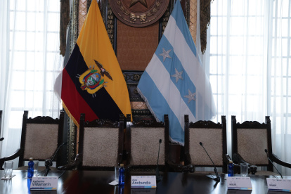 Imagen de la mesa donde sesionan los concejales, en el Salón de la Ciudad.