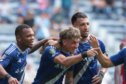 Luca Klimowicz (c) fue la figura de Emelec al marcar un doblete ante Técnico Universitario.