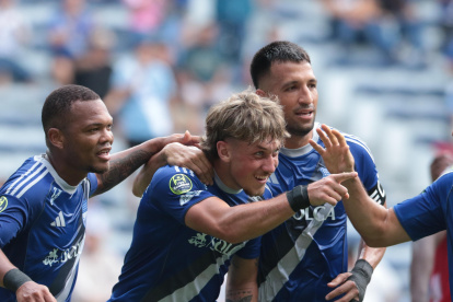 Luca Klimowicz (c) fue la figura de Emelec al marcar un doblete ante Técnico Universitario.