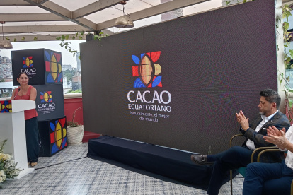Merlyn Casanova, directora de Anecacao, presenta la marca de cacao que va a representar a Ecuador.