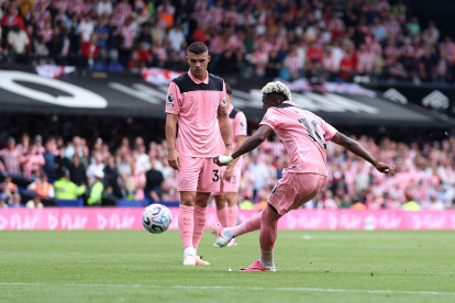 Angulo marco de tiro libre su primera anotación en la Premier League.