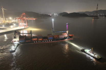 Buque portacontenedores de la naviera china Sea Legend zarpando rumbo a Inglaterra. Desde el 15 de agosto, opera el primer servicio semanal de contenedores por la Ruta Ártica.