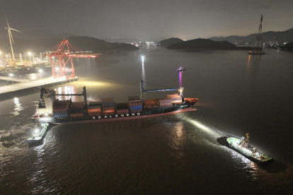 Buque portacontenedores de la naviera china Sea Legend zarpando rumbo a Inglaterra. Desde el 15 de agosto, opera el primer servicio semanal de contenedores por la Ruta Ártica.