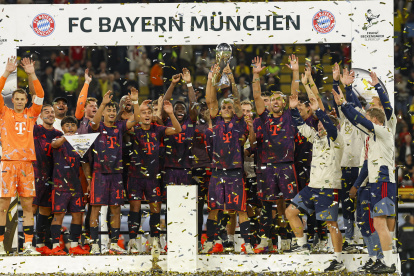 Los jugadores de Bayern Múnich celebran el título de la Supercopa de Alemania 2026.