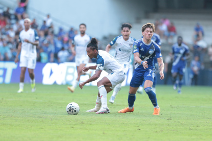 En el último enfrentamiento entre ambos en LigaPro, el 25 de abril de 2026, Emelec dio la sorpresa y derrotó a Liga de Quito 1-0 en el estadio George Capwell.