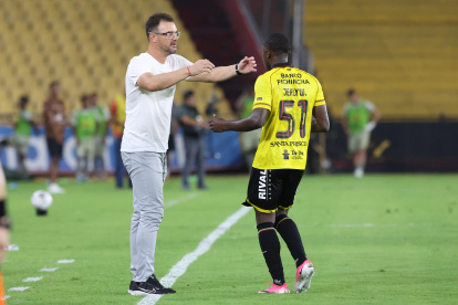 Pablo Trobbiani dirigió su primer partido en el Monumental y consiguió una goleada 3-0 ante Orense.