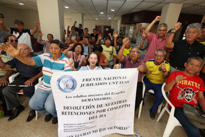 Un grupo de jubilados que con frecuencia tienen que reclamar para que el SRI les devuelva el IVA.