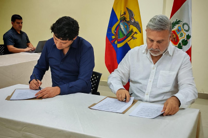 Autoridades de Ecuador y Perú firman cooperación binacional para mantenimiento del Canal de Zarumilla.