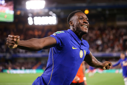 Danny Welbeck marcó en la victoria de Chelsea.