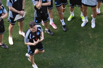 El director técnico argentino Ezequiel Medrán en su primera charla técnica con los integrantes del Bombillo, de cara al partido ante Leones en el Capwell.