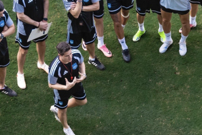 El director técnico argentino Ezequiel Medrán en su primera charla técnica con los integrantes del Bombillo, de cara al partido ante Leones en el Capwell.