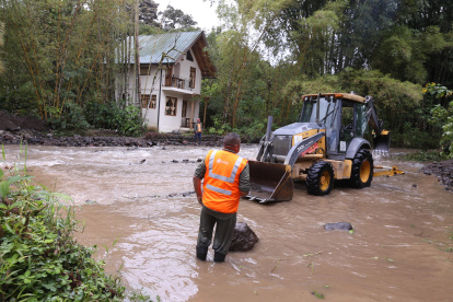 Los trabajos que se hicieron en el pasado en una carretera de Pichincha por desborde de un río, por las fuertes lluvias.