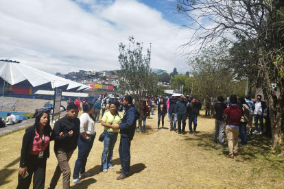 Evacuación. Alumnos y profesores de la Escuela Politécnica Nacional fueron evacuados por la emergencia registrada en el sector.