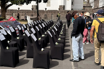 Pacientes y familiares participaron en un plantón en Ecuador para exigir al Estado garantías para la continuidad de los tratamientos de diálisis.