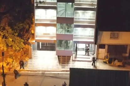El edificio intervenido en el Guasmo Sur cuenta con piscina en la terraza, parrilla y acabados de alto costo.