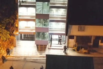 El edificio intervenido en el Guasmo Sur cuenta con piscina en la terraza, parrilla y acabados de alto costo.