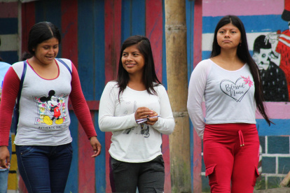 Convivencia. Jóvenes Chachis caminan por su comunidad, frente al desafío de mantener viva su lengua.