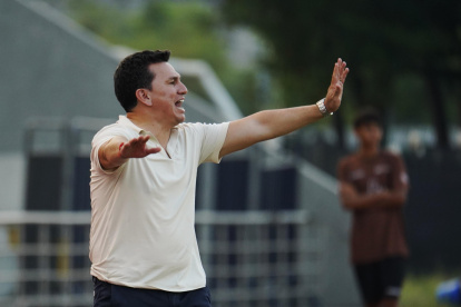 El técnico Pool Gavilánez (c)  gesticula desde el banquillo de suplentes durante un partido de la LigaPro.