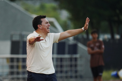 El técnico Pool Gavilánez (c)  gesticula desde el banquillo de suplentes durante un partido de la LigaPro.