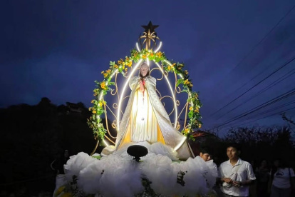 La imagen de la Virgen María en la advocación de Blanca Estrella de la Mar en su recorrido de los peregrinos