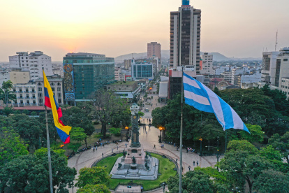 VISTA AÉREA O PANORÁMICA DE LA COLUMNA DE LOS PRÓCERES EN EL PARQUE CENTENARIO |