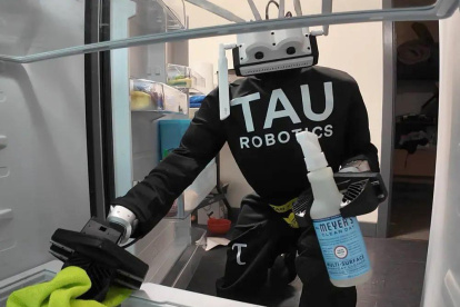 Fotografía tomada de la página oficial de Tau Robotics que muestra un robot de limpieza de una empresa.